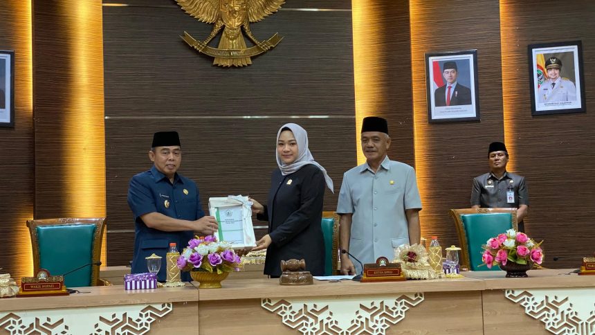 Teks foto : Wakil Bupati herman Susilo hadiri Rapat Paripurna ke-19, bertempat Ruang Sidang Paripurna DPRD Batola, lantai III, Selasa (24/06/2025).