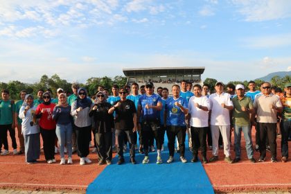 Teks foto//Kegiatan Bupati Tala pada laga Persetala Vs Barito Putera ( dok foto Asep LK )