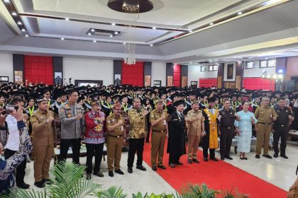 Gubernur Kalimantan Tengah, Agustiar Sabran, saat menghadiri Sidang Terbuka Senat Universitas Palangka Raya (UPR) dalam rangka wisuda Program Pascasarjana dan Sarjana Periode Juni 2025. Foto: Antonius Sepriyono/lenterakalimantan.com