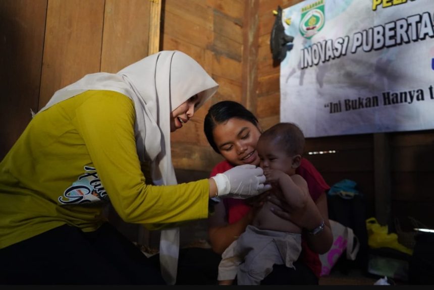 Salah satu petugas Puskesmas Desa Uren Kecamatan Halong, saat memberikan pelayanan kesehatan, yang berkenaan dengan pelaksanaan Program PUBERTAS kepada masyarakat setempat. Foto: MC Balangan
