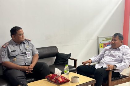 Kakanwil Ditjenpas Kalteng, I Putu Murdiana saat melakukan pemeriksaan terhadap Kalapas Kelas II A Palangka Raya, Yunus Terkait Napi kabur, di Lapas Palangka Raya. Foto: Kanwil Ditjenpas Kalteng