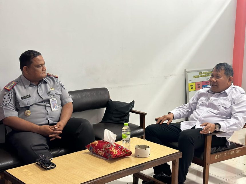 Kakanwil Ditjenpas Kalteng, I Putu Murdiana saat melakukan pemeriksaan terhadap Kalapas Kelas II A Palangka Raya, Yunus Terkait Napi kabur, di Lapas Palangka Raya. Foto: Kanwil Ditjenpas Kalteng