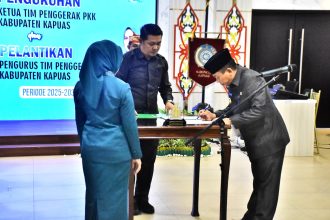 Bupati Kapuas Lantik Ketua dan Pengurus TP PKK Masa Bakti Baru