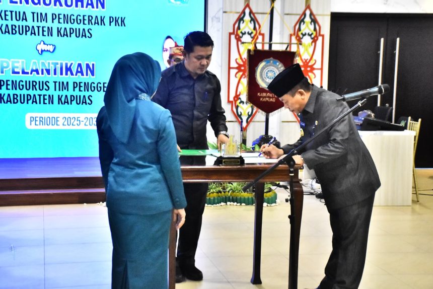 Bupati Kapuas Lantik Ketua dan Pengurus TP PKK Masa Bakti Baru