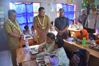 Bupati Kapuas Tinjau Pelaksanaan Program Makan Bergizi Gratis di Sekolah