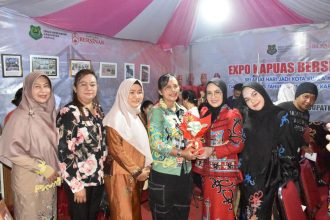 Ketua TP PKK Tinjau Layanan Kesehatan Gratis di Expo HUT Kapuas 2025