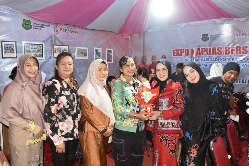 Ketua TP PKK Tinjau Layanan Kesehatan Gratis di Expo HUT Kapuas 2025