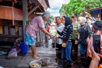 Ketua TP PKK Kalteng Salurkan Bantuan Banjir di Tiga Titik di Palangka Raya