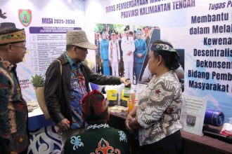 Gubernur dan Wagub Kalteng Kunjungi Stand Dinas PMD di Kalteng Expo 2025