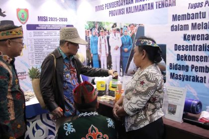 Gubernur dan Wagub Kalteng Kunjungi Stand Dinas PMD di Kalteng Expo 2025