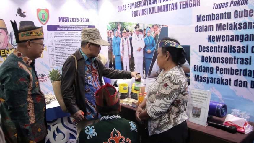 Gubernur dan Wagub Kalteng Kunjungi Stand Dinas PMD di Kalteng Expo 2025
