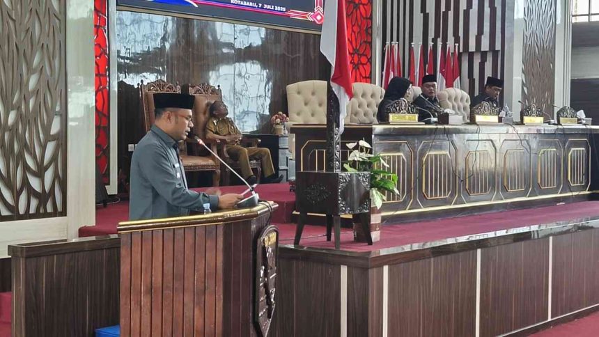 Wabup Kotabaru Sampaikan Nota Keuangan RAPBD-P 2025 Senilai Rp4,59 Triliun. Foto: Har/lenterakalimantan.com