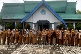 Pj Bupati Barut Indra Gunawan Pimpin Apel di DPMPTSP Tekankan Disiplin dan Pelayanan Prima