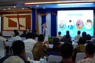 Bupati Tanah Laut H rahmat Trianto saat memberikan Sambutan Dalam Pertemuan Pelaku Usaha di Tanah Laut