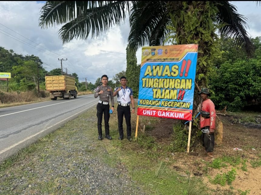 Anggota Satlantas Polres Tala Pasang Baliho Himbauan Rawan Laka