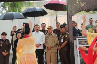 Jaksa Agung RI Tiba di Kalsel, Disambut Gubernur dan Prosesi Adat Banjar