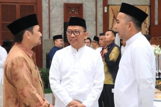 Wagub Kalsel, Hasnuryadi Sulaiman berbincang dengan Bupati Tabalong, HM Noor Rifani dan Wabup Habib Taufani Alkaf. Foto: Humas Prokopim Tabalong