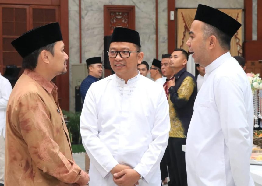 Wagub Kalsel, Hasnuryadi Sulaiman berbincang dengan Bupati Tabalong, HM Noor Rifani dan Wabup Habib Taufani Alkaf. Foto: Humas Prokopim Tabalong