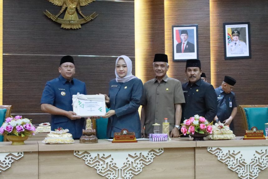 Bupati Barito Kuala, H. Bahrul Ilmi, hadir langsung sidang paripurna DPR Perubahan APBD Tahun Anggaran 2025 dan Ranperda Rencana Pembangunan Jangka Menengah Daerah (RPJMD) Kabupaten Barito Kuala Tahun 2025–2029 yang digelar di Ruang Sidang Lantai III DPRD, pada Rabu (09/07/2025).