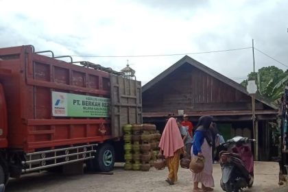 Warga membeli gas elpiji 3 kilogram. Foto: JM/lenterakalimantan.com