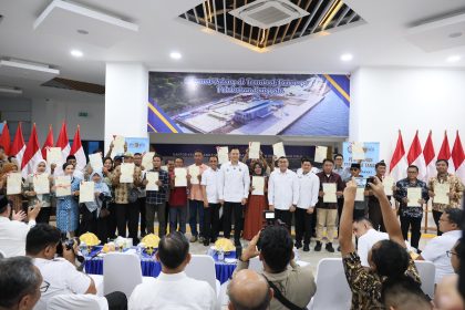 Serahkan 160 Sertipikat Tanah kepada Pemda dan Masyarakat Sulteng, Wamen Ossy Tekankan Bentuk Komitmen Negara Hadirkan Kepastian Hukum