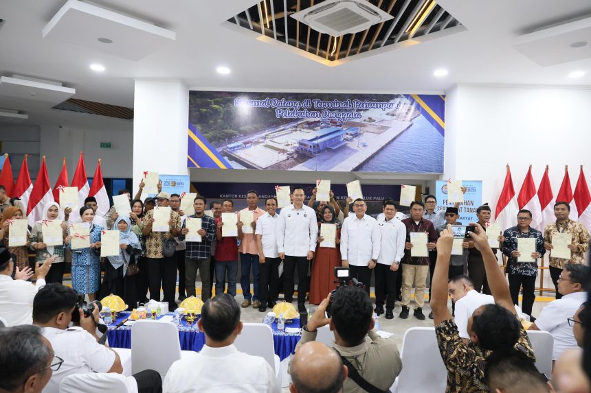 Serahkan 160 Sertipikat Tanah kepada Pemda dan Masyarakat Sulteng, Wamen Ossy Tekankan Bentuk Komitmen Negara Hadirkan Kepastian Hukum