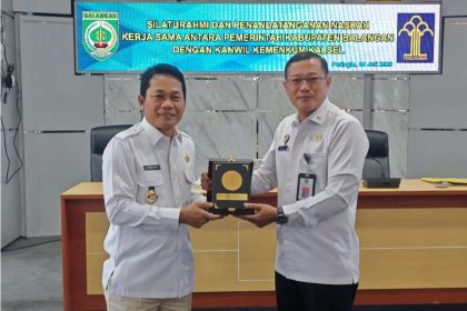 Bupati Balangan, Abdul Hadi, saat menerima plakat kenang-kenangan dari Plt Kepala Kanwil Kemenkumham Kalsel, Meidy Firmansyah, di Kantor Bupati Balangan. Foto: MC Balangan