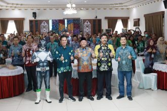 Dinas Kesehatan (Dinkes) menggelar acara Kick Off Pembentukan Desa “Semangat Baja” (Semua Masyarakat Sehat, Kegiatan ini dibuka secara resmi oleh Bupati Barito Kuala, H. Bahrul Ilmi, di Aula Selidah, Kamis (10/07/2025).