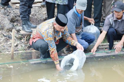 Bupati Barito Kuala, H. Bahrul Ilmi, secara resmi menyerahkan bantuan sarana budidaya ikan kepada masyarakat pembudidaya di Desa Anjir Muara Kota, Kecamatan Anjir Muara, Kamis (10/7/2025).