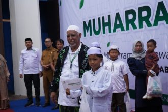 Suasana pemberian santunan anak yatim di kegiatan Muharam Ceria, yang berlangsung di Gedung Sanggam Paringin, Balangan. Foto: MC Balangan