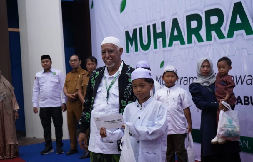 Suasana pemberian santunan anak yatim di kegiatan Muharam Ceria, yang berlangsung di Gedung Sanggam Paringin, Balangan. Foto: MC Balangan