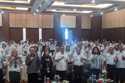 Foto bersama usai pembukaan kegiatan Sosialisasi Penyusunan Rencana Umum Penanaman Modal (RUPM) Provinsi Kalteng Periode 2025–2045 dan Capacity Building Promosi Penanaman Modal Tahun 2025. Foto: Antonius Sepriyono/lenterakalimantan.com