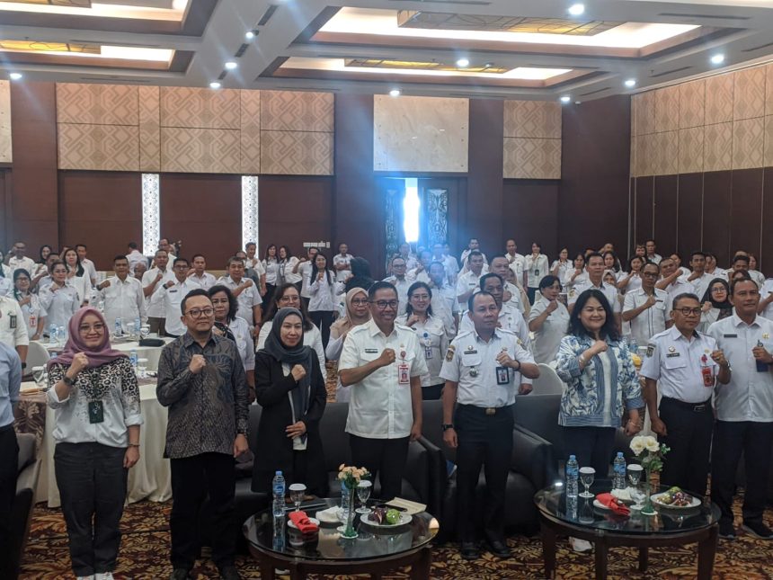 Foto bersama usai pembukaan kegiatan Sosialisasi Penyusunan Rencana Umum Penanaman Modal (RUPM) Provinsi Kalteng Periode 2025–2045 dan Capacity Building Promosi Penanaman Modal Tahun 2025. Foto: Antonius Sepriyono/lenterakalimantan.com