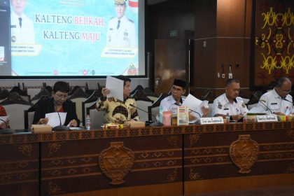 Staf Ahli Gubernur Bidang Pemasyarakatan dan Sumber Daya Manusia, Hamka, saat menjadi salah satu pewawancara utama di kegiatan Paritrana Award Provinsi Kalimantan Tengah 2025. Foto: Antonius Sepriyono/lenterakalimantan.com