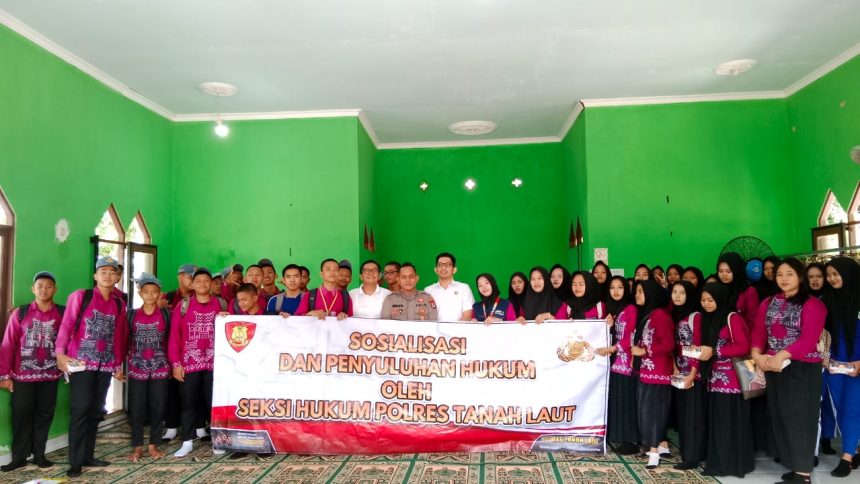 kegiatan Satlantas Polres Tala sosialisasi peraturan lalu lintas kepada para pelajar SMA Negeri 1 Bati-Bati ( dok foto Humas Polres Tala)