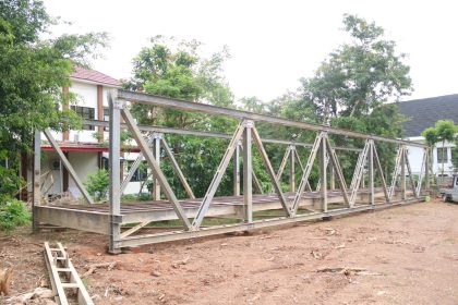 Perakitacn Jembatan yang akan di pasang di Desa Sungai Bakar, ( dok foto Asep LK )