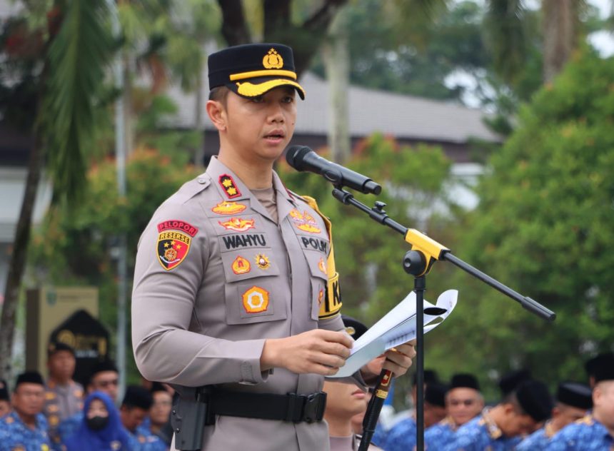 Kapolres Tabalong, AKBP Wahyu Ismoyo Jayawardhana menyampaikan arahannya pada upacara HKN 2025. Foto: Humas Polres Tabalong