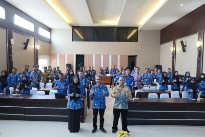 Kepala Diskominfo Barito Kuala, Hery Sasmita, S.STP., M.AP, membuka acra Rapat Koordinasi Pejabat Pengelola Informasi dan Dokumentasi (PPID) dalam rangka penyusunan regulasi dan Daftar Informasi Publik (DIP). Aula mufakat Kantor Bupati Barito Kuala, Kamis (17/07/2025).
