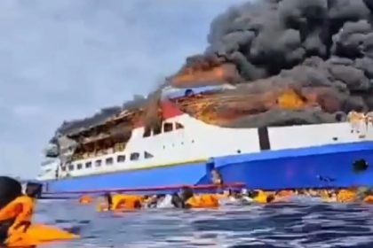 Penumpang menceburkan diri ke Laut saat KM Barcelona 5 Terbakar , Minggu (20/07). (Sumber-Net)