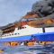 Penumpang menceburkan diri ke Laut saat KM Barcelona 5 Terbakar , Minggu (20/07). (Sumber-Net)