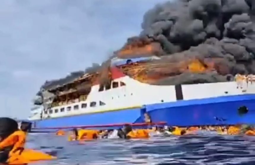 Penumpang menceburkan diri ke Laut saat KM Barcelona 5 Terbakar , Minggu (20/07). (Sumber-Net)