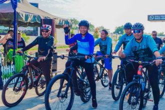 Bupati Balangan, Abdul Hadi, saat mengikuti kegiatan Gowes for Integrity yang dirangkai dengan peluncuran layanan hukum gratis ‘Pian Undas’. Foto: Istimewa