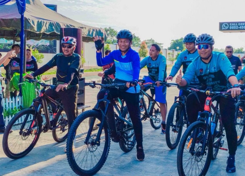 Bupati Balangan, Abdul Hadi, saat mengikuti kegiatan Gowes for Integrity yang dirangkai dengan peluncuran layanan hukum gratis ‘Pian Undas’. Foto: Istimewa