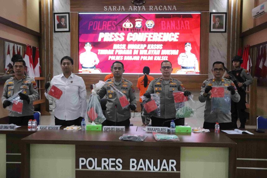 Polres Banjar menggelar conference press, Senin (21/7/2025) di aula SAR Mapolres Banjar. (Sumber Foto: Dad)