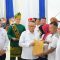 Bupati Tabalong, HM Noor Rifani secara simbolis menyerahkan dokumen pendirian dan pendirian badan hukum koperasi desa dan kelurahan merah putih. Foto: JM