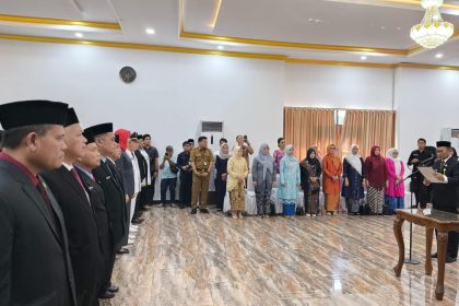 Bupati Tabalong, HM Noor Rifani secara simbolis menyerahkan dokumen pendirian dan pendirian badan hukum koperasi desa dan kelurahan merah putih. Foto: JM