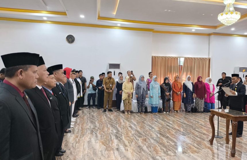 Bupati Tabalong, HM Noor Rifani secara simbolis menyerahkan dokumen pendirian dan pendirian badan hukum koperasi desa dan kelurahan merah putih. Foto: JM