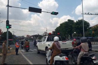 Guna tertib berlalu lintas, sejumlah pengguna jalan raya yang melintas kini mengacu pada Alat Pemberi Isyarat Lalu Lintas di Kota Paringin, yang saat ini mulai diaktifkan oleh Jajaran Dishub Balangan. Foto: Istimewa