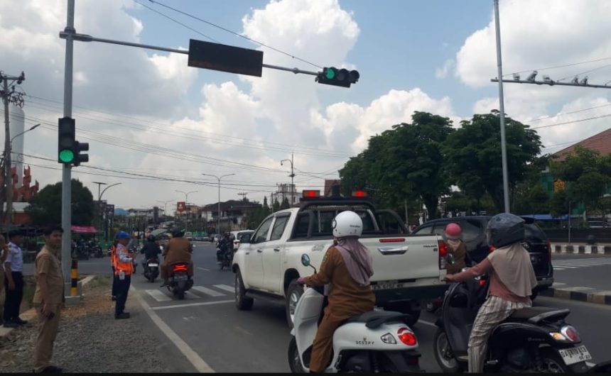 Guna tertib berlalu lintas, sejumlah pengguna jalan raya yang melintas kini mengacu pada Alat Pemberi Isyarat Lalu Lintas di Kota Paringin, yang saat ini mulai diaktifkan oleh Jajaran Dishub Balangan. Foto: Istimewa