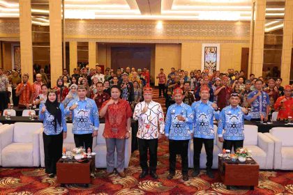 Foto bersama usai pembukaan kegiatan Bimbingan Teknis (Bimtek) Aplikasi Sistem Informasi dan Administrasi Pemerintah Desa (SIAPDes) Tahun 2025. Foto: Istimewa